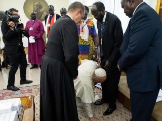 Đức cố Giáo hoàng Phanxicô hôn chân Tổng thống Nam Sudan, Salva Kiir, và lãnh đạo phe đối lập Riek Machar vào ngày 11 tháng 4 năm 2019 (Ảnh: Truyền thông Vatican)