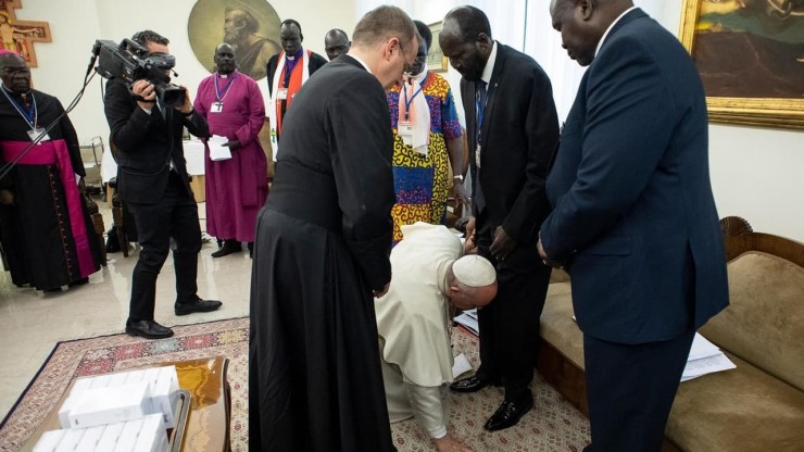 Đức cố Giáo hoàng Phanxicô hôn chân Tổng thống Nam Sudan, Salva Kiir, và lãnh đạo phe đối lập Riek Machar vào ngày 11 tháng 4 năm 2019 (Ảnh: Truyền thông Vatican)