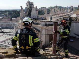 Công nhân lắp ống khói trên nóc Nhà nguyện Sistine ở Vatican (Ảnh: Truyền thông Vatican)