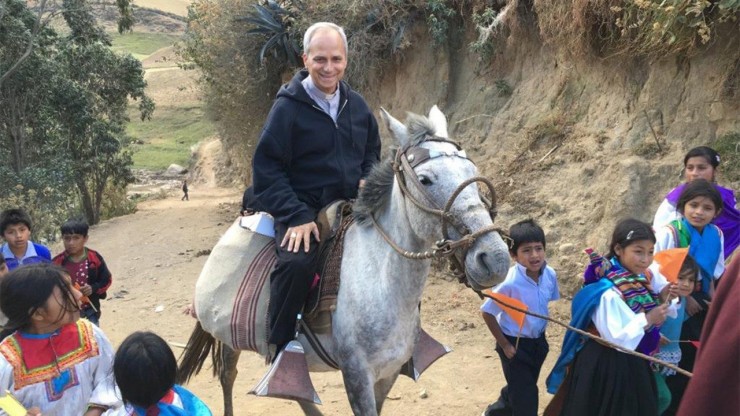 Đức Giám mục Robert Prevost ở dãy Andes Ảnh: Vatican News)