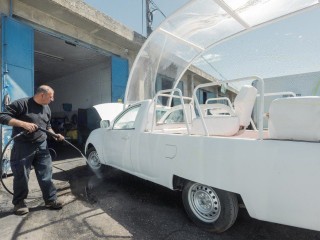 Chiếc Papamobile của Đức Cố Giáo Hoàng Phanxicô đang được biến thành phòng khám sức khỏe (Ảnh: Caritas)