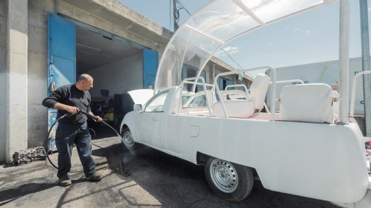 Chiếc Papamobile của Đức Cố Giáo Hoàng Phanxicô đang được biến thành phòng khám sức khỏe (Ảnh: Caritas)