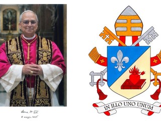 Đức Thánh Cha Lêô XIV và Huy hiệu Giáo hoàng của ngài (Ảnh: Vatican News)