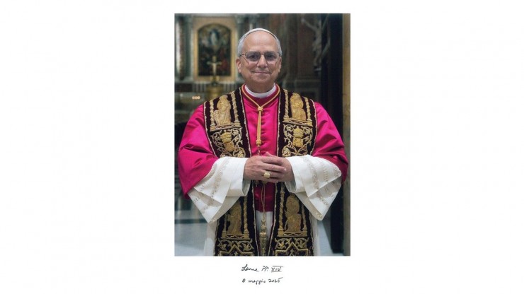 Đức Thánh Cha Lêô XIV với chữ ký của ngài (Ảnh: Vatican News)