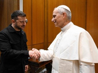 Đức Thánh Cha Lêô XIV gặp gỡ Tổng thống Ukraine Volodymyr Zelenskyy tại Vatican ngày 18 tháng 5 năm 2025 (Ảnh: Truyền thông Vatican)