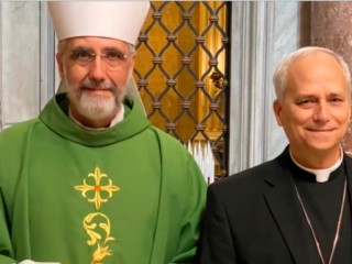Đức Giám mục Luis Marín de San Martín  người Tây Ban Nha thuộc Dòng Augustinô,  và Đức Hồng Y Robert Prevost, nay là Đức Thánh Cha Lêô XIV (Ảnh của Đức Giám mục Luis Marín)