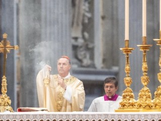 Đức Hồng Y Ángel Fernández Artime xông hương bàn thờ trong Thánh lễ thứ 8 trong Tuần lễ Tưởng nhớ (Novemdiales), hay “chín ngày” để tang của Giáo hội cầu nguyện Đức cố Giáo hoàng Phanxicô tại Vương cung thánh đường Thánh Phêrô, Thứ Bảy, ngày 3 tháng 5 năm 2025 (Ảnh: Daniel Ibáñez/ CNA)