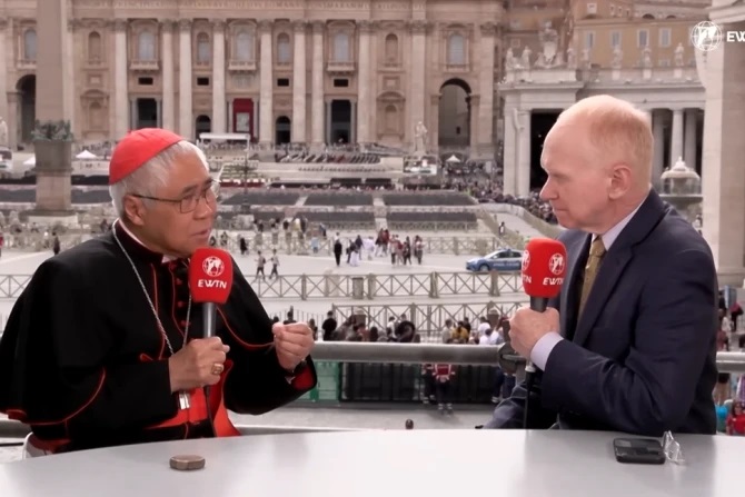 Đức Hồng Y William Goh phát biểu với Phó Chủ tịch EWTN News Matthew Bunson tại Rome vào Thứ Hai, ngày 19 tháng 5 năm 2025 (Ảnh: EWTN News)