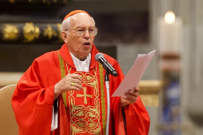 Đức Hồng y Giovanni Battista Re, Niên Trưởng Hồng y Đoàn, giảng trong Thánh lễ ‘Pro Eligendo Romano Pontifice’ tại Vương cung Thánh đường Thánh Phêrô vào ngày 7 tháng 5 năm 2025 trước Mật nghị Hồng y bầu chọn tân Giáo hoàng (Ảnh: Daniel Ibáñez/ CNA)
