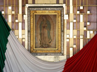 Ảnh gốc của Đức Mẹ Guadalupe in trên áo choàng của thánh Juan Diego được nhìn thấy tại đền thờ ở Thành phố Mexico vào ngày 13 tháng 2 năm 2016. (Ảnh: CNS, Paul Haring.)