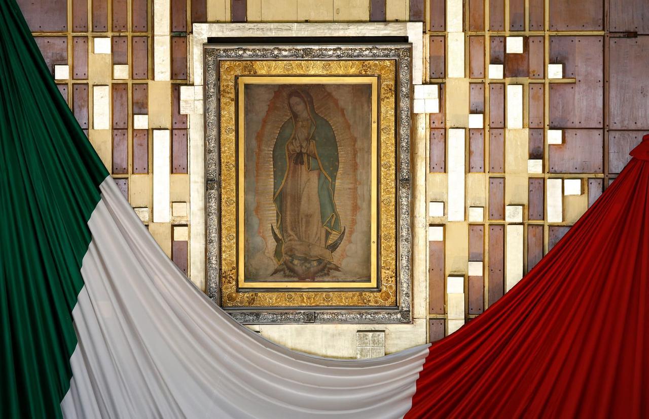 Ảnh gốc của Đức Mẹ Guadalupe in trên áo choàng của thánh Juan Diego được nhìn thấy tại đền thờ ở Thành phố Mexico vào ngày 13 tháng 2 năm 2016. (Ảnh: CNS, Paul Haring.)