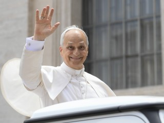 Đức Thánh Cha Lêô XIV chào đón du khách tại Quảng trường Thánh Phêrô sau buổi tiếp kiến ​​chung tại Vatican ngày 18 tháng 6 năm 2025 (Ảnh: CNS/ Truyền thông Vatican)