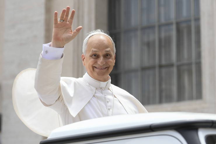 Đức Thánh Cha Lêô XIV chào đón du khách tại Quảng trường Thánh Phêrô sau buổi tiếp kiến chung tại Vatican ngày 18 tháng 6 năm 2025 (Ảnh: CNS/ Truyền thông Vatican)