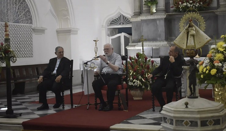 Đức Hồng y Juan de la Carida thuộc Địa phận Havana, Đức Tổng Giám mục Paul Gallagher và Đức Tổng Giám mục Antoine Camilleri, Sứ thần Tòa Thánh, phát biểu vào ngày 6 tháng 6 năm 2025, tại Nhà thờ St. Catherine ở Havana. Đức Tổng Giám mục Gallagher, Ngoại trưởng Tòa Thánh, đã đến thăm Havana để kỷ niệm 90 năm thiết lập quan hệ ngoại giao giữa Cuba và Tòa Thánh (Ảnh: OSV News/Được cung cấp bởi Hội đồng Giám mục Cuba)