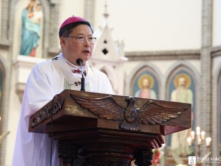 Đức Tổng Giám mục Peter Chung Soon-taick chia sẻ trong Thánh lễ “Ngày cầu nguyện cho Tinh thần Hòa giải và Hiệp nhất của dân tộc Triều Tiên” tại Nhà thờ Chính tòa Myeongdong (Ảnh: Tổng Giáo phận Công giáo Seoul)