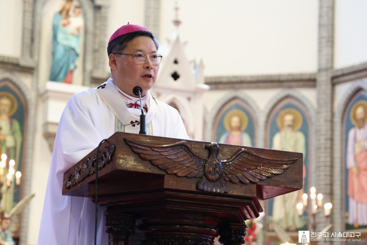 Đức Tổng Giám mục Peter Chung Soon-taick chia sẻ trong Thánh lễ “Ngày cầu nguyện cho Tinh thần Hòa giải và Hiệp nhất của dân tộc Triều Tiên” tại Nhà thờ Chính tòa Myeongdong (Ảnh: Tổng Giáo phận Công giáo Seoul)