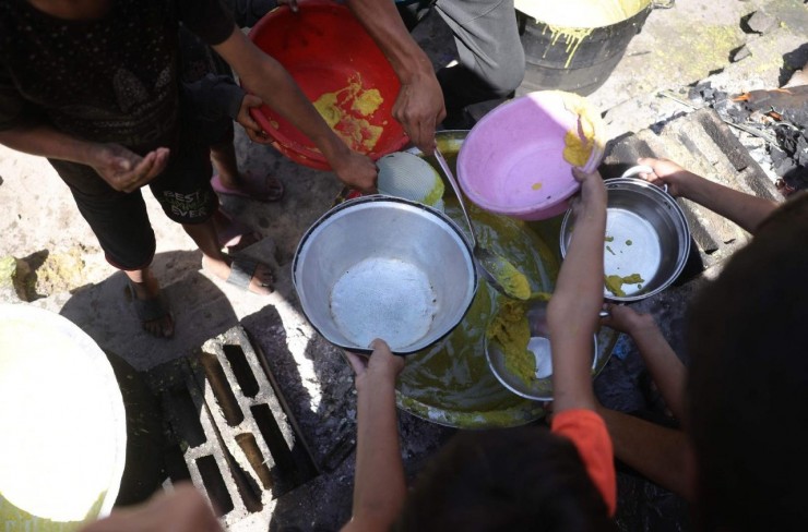 Trẻ em Palestine nhận thực phẩm tại một điểm phân phối ở Thành phố Gaza (Ảnh: AFP)