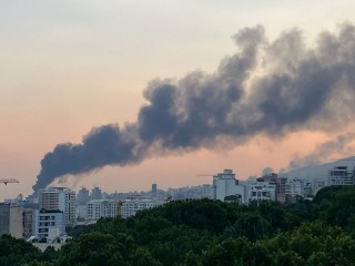 Khói bốc lên từ vụ tấn công vào tòa nhà phát sóng của Iran trên bầu trời Tehran (Ảnh Vatican News)