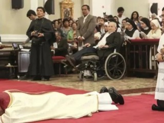 Thầy Erick Vílchez, với tư cách là một chủng sinh, trong Thánh lễ tấn phong Giám mục của Đức Cha Robert Prevost ở Peru (Ảnh: Quỹ CARF)
