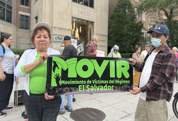 Consuelo Gómez, bên trái, một người mẹ Công giáo người Salvador có hai con trai bị bắt giữ trong một cuộc đàn áp ở El Salvador, biểu tình bên ngoài đại sứ quán Salvador ở Washington, D.C., ngày 30 tháng 5 năm 2025. Bà Gómez cho biết bà hoan nghênh lá thư mục vụ của các Giám mục Salvador, trong đó nói rằng các nhà tù của đất nước này không nên được sử dụng để thúc đẩy chương trình nghị sự chống nhập cư của một quốc gia khác. (Ảnh: NCR/ Rhina Guidos)
