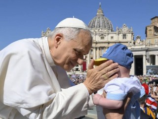 Đức Thánh Cha Lêô XIV chúc lành cho một em bé khi ngài di chuyển trên chiếc Popemobile trước khi cử hành Thánh lễ tại Quảng trường Thánh Phêrô, Vatican vào ngày 1 tháng 6 năm 2025, trong khuôn khổ Năm Thánh dành cho Gia đình, Trẻ em, Ông bà và Người cao tuổi. (Ảnh: CNS/ Truyền thông Vatican)