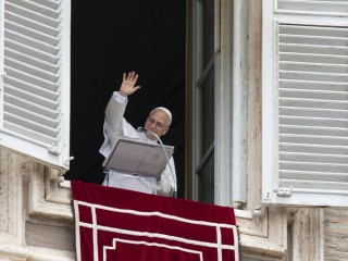 Đức Thánh Cha Lêô XIV vẫy tay chào đám đông tại Quảng trường Thánh Phêrô, Vatican khi họ cùng ngài đọc Kinh Truyền Tin và kêu gọi hòa bình vài giờ sau khi Hoa Kỳ ném bom các cơ sở làm giàu hạt nhân ở Iran vào ngày 22 tháng 6 (Ảnh: CNS/ Truyền thông Vatican)