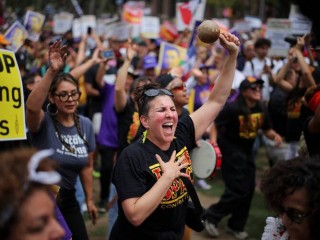 Hàng trăm người biểu tình tụ tập tại Công viên Gloria Molina Grand ở trung tâm thành phố Los Angeles vào ngày 9 tháng 6 năm 2025, nơi các nhà lãnh đạo dân quyền và lao động yêu cầu thả lãnh đạo công đoàn David Huerta khỏi nơi giam giữ liên bang sau khi ông bị bắt trong một hành động thực thi luật nhập cư vào ngày 6 tháng 6 (Ảnh: OSV News/ Daniel Cole, Reuters)