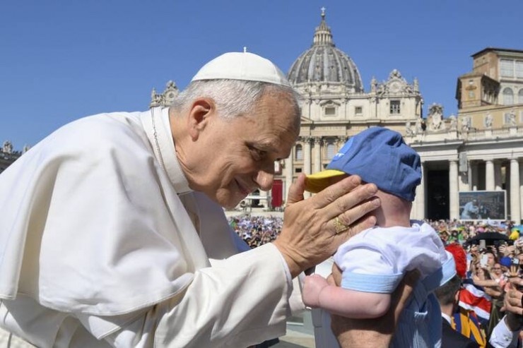 Đức Thánh Cha Lêô XIV chúc lành cho một em bé khi ngài di chuyển trên chiếc Popemobile trước khi cử hành Thánh lễ tại Quảng trường Thánh Phêrô, Vatican vào ngày 1 tháng 6 năm 2025, trong khuôn khổ Năm Thánh dành cho Gia đình, Trẻ em, Ông bà và Người cao tuổi. (Ảnh: CNS/ Truyền thông Vatican)