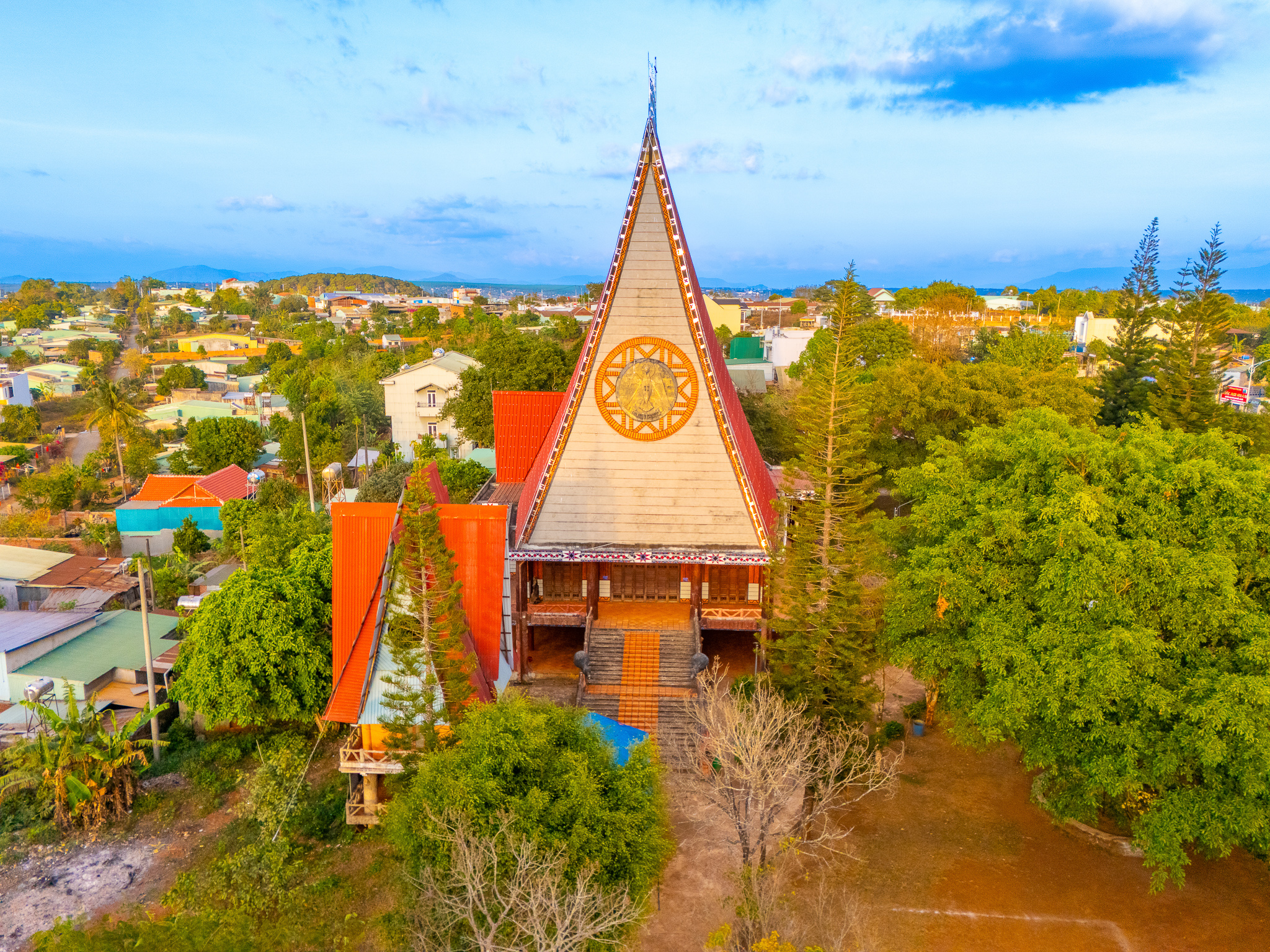 Hai bức phù điêu Chúa Thánh Thần và Mẹ Hằng Cứu Giúp ở hai đầu hồi nhà thờ Plei Chuêt - Nguyễn Khánh Vũ Khoa 2024