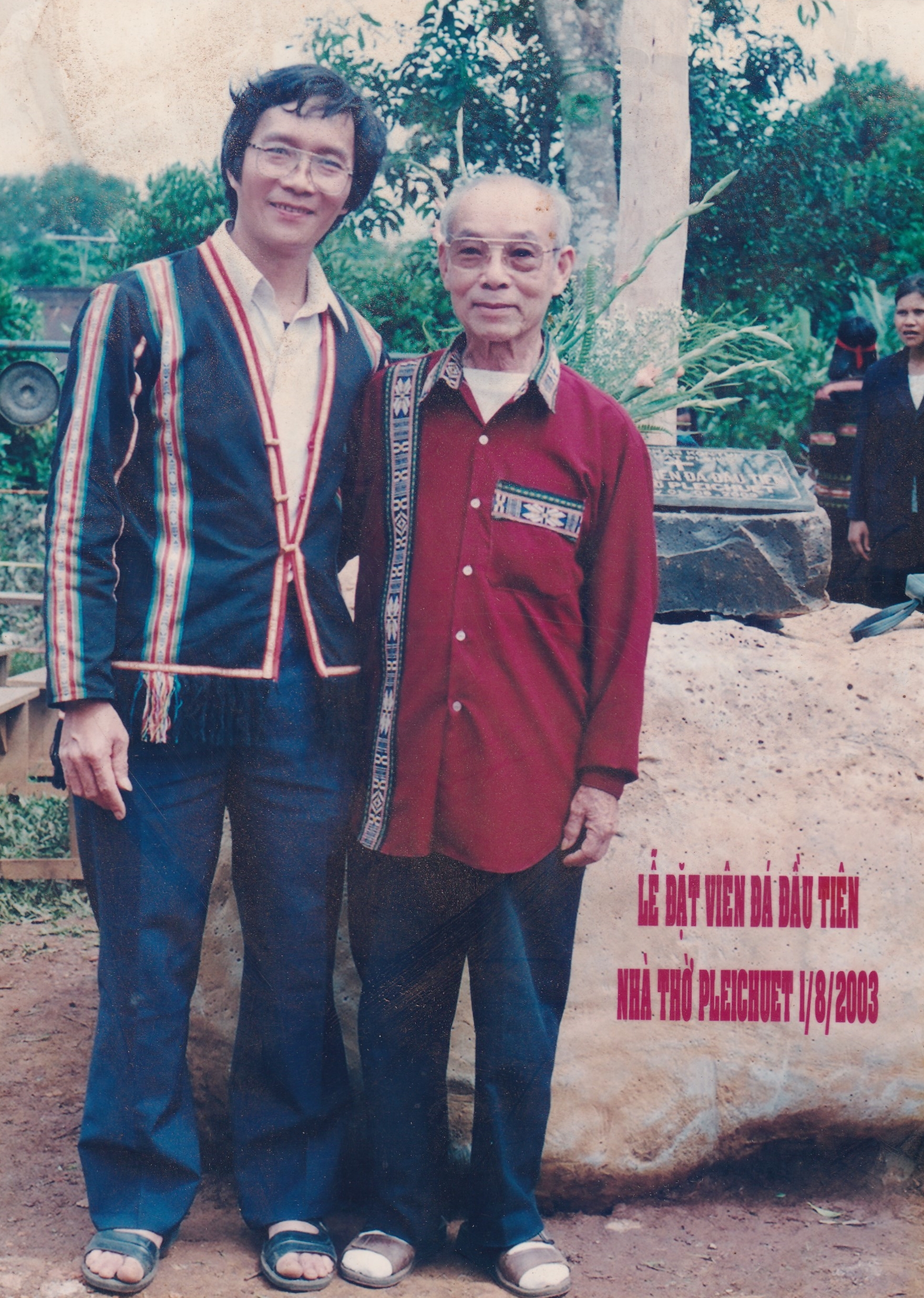 Cha Bart. Nguyễn Đức Thịnh và Cha Antôn Vương Đình Tài, trong ngày khởi công xây dựng nhà thờ Plei Chuêt 01/08/2023 - Hình ảnh tư liệu Giáo xứ
