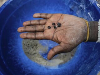 Một công nhân mỏ đang cầm những mẩu quặng coltan tại thị trấn khai thác Rubaya ở Cộng hòa Dân chủ Congo vào ngày 9 tháng 5 năm 2025 (Ảnh: Moses Sawasawa/ AP)