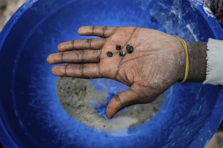 Một công nhân mỏ đang cầm những mẩu quặng coltan tại thị trấn khai thác Rubaya ở Cộng hòa Dân chủ Congo vào ngày 9 tháng 5 năm 2025 (Ảnh: Moses Sawasawa/ AP)