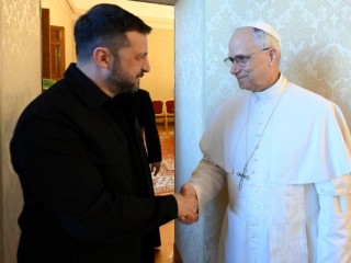 Đức Thánh Cha Lêô XIV và Tổng thống Volodymyr Zelensky (Ảnh: ANSA)
