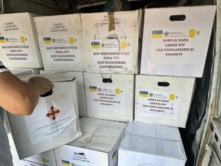 Các gói hàng cứu trợ được chất lên xe tải để giúp đỡ các gia đình khó khăn ở Kharkiv, Ukraine (Ảnh: Vatican News)