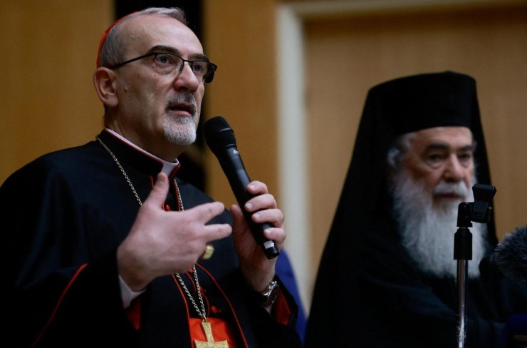 Đức Hồng y Pizzaballa và Đức Thượng phụ Theophilos tại buổi họp báo hôm thứ Ba (Ảnh: Vatican News)
