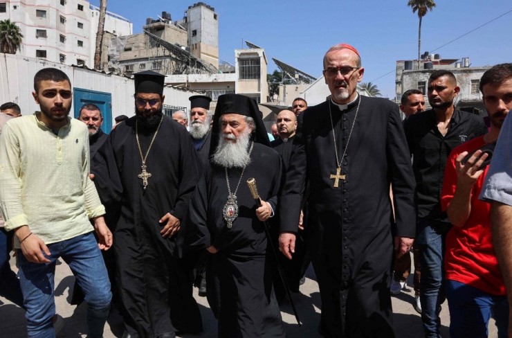 Đức Hồng y Pierbattista Pizzaballa và Đức Thượng phụ Theophilos III trong chuyến thăm Gaza (Ảnh: AFP)