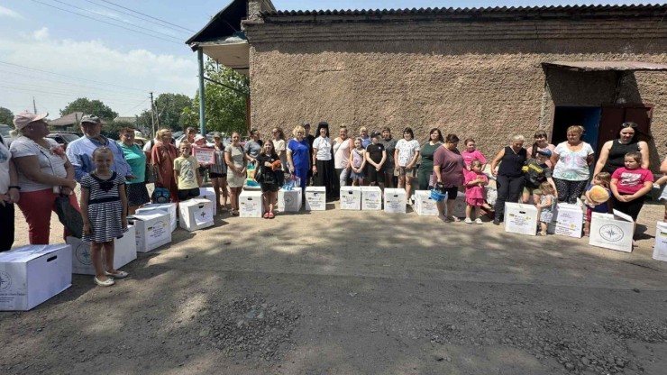 Hàng viện trợ của Đức Thánh Cha Lêô XIV được trao cho các gia đình Ukraine  (Ảnh: Vatican News)