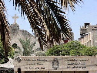 Một phần hư hại tại Nhà thờ Thánh Gia ở Thành phố Gaza sau vụ tấn cong của Israel vào nhà thờ, tại khu Zeitoun của Thành phố Gaza vào ngày 17 tháng 7 năm 2025. Tòa Thượng phụ nghi lễ Latinh tại Giêrusalem cho biết vụ tấn côngcủa Israel vào nhà thờ Công giáo duy nhất ở Gaza đã khiến hai người thiệt mạng và một số người bị thương vào ngày 17 tháng 7, bao gồm cả linh mục giáo xứ, cũng như gây thiệt hại cho tòa nhà (Ảnh: OMAR AL-QATTAA/ AFP qua Getty Images)