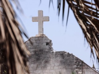 Phần hư hại tại Nhà thờ Thánh Gia ở Thành phố Gaza sau cuộc tấn công của Israel vào nhà thờ, tại khu phố Zeitoun của Thành phố Gaza vào ngày 17 tháng 7 năm 2025 (Ảnh: OMAR AL-QATTAA/ AFP qua Getty Images)