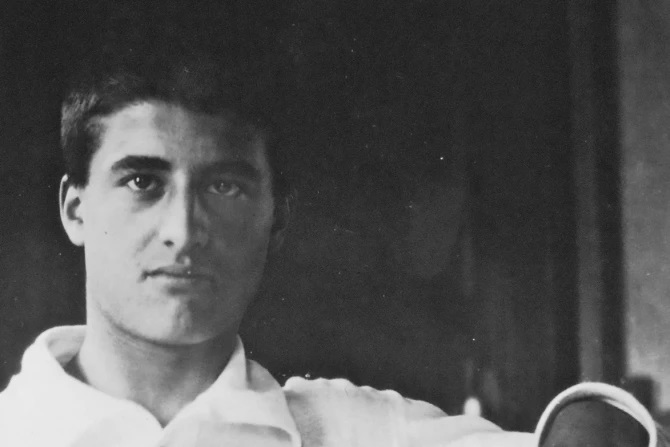 Chân Phước Pier Giorgio Frassati, qua đời năm 24 tuổi vào năm 1925, được nhiều người trẻ Công giáo ngày nay yêu mến vì chứng tá nhiệt thành của ngài về sự thánh thiện “Vươn tới đỉnh cao” (Ảnh: Public domain)
