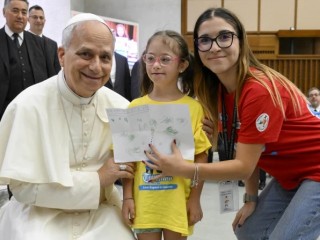 Đức Thánh Cha Lêô XIV nhận một bức vẽ từ một bé gái tham gia trại hè “Estate Ragazzi in Vatican” vào ngày 3 tháng 7 năm 2025 tại Vatican (Ảnh: Truyền thông Vatican)