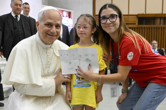 Đức Thánh Cha Lêô XIV nhận một bức vẽ từ một bé gái tham gia trại hè “Estate Ragazzi in Vatican” vào ngày 3 tháng 7 năm 2025 tại Vatican (Ảnh: Truyền thông Vatican)