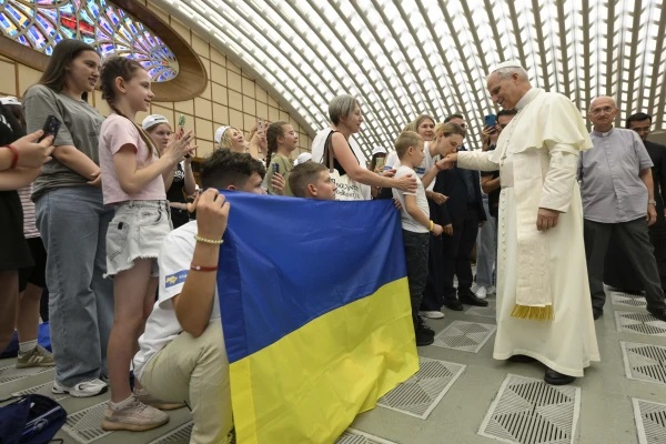 Đức Thánh Cha Lêô XIV gặp gỡ trẻ em Ukraine được Caritas Ý chào đón vào mùa hè ngày 3 tháng 7 năm 2025 tại Vatican (Ảnh: Truyền thông Vatican)