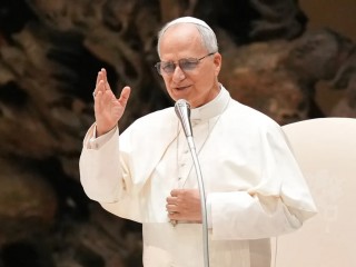 Đức Thánh Cha Lêô XIV chào các tín hữu khi ngài đến Đại thính đường Phaolô VI tại Vatican để tham dự buổi tiếp kiến chung hàng tuần vào ngày 13 tháng 8 năm 2025 (Ảnh: CNS/ Lola Gomez)