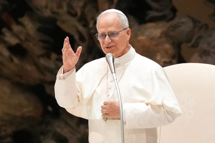 Đức Thánh Cha Lêô XIV chào các tín hữu khi ngài đến Đại thính đường Phaolô VI tại Vatican để tham dự buổi tiếp kiến chung hàng tuần vào ngày 13 tháng 8 năm 2025 (Ảnh: CNS/ Lola Gomez)