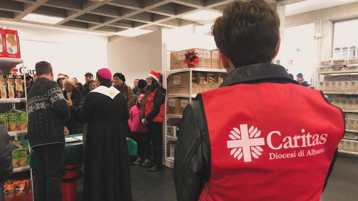Buổi trao quà Giáng sinh cho các vị khách của Caritas Albano, với sự tham gia của Đức Cha Viva (Ảnh: Vatican News)