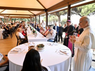 Đức  Thánh Cha Lêô XIV chào đón các vị khách trước bữa trưa tại Borgo Laudato Si’, trong khu vườn thuộc  Dinh thự Giáo hoàng Castel Gandolfo (Ảnh @ Truyền thôngVatican)