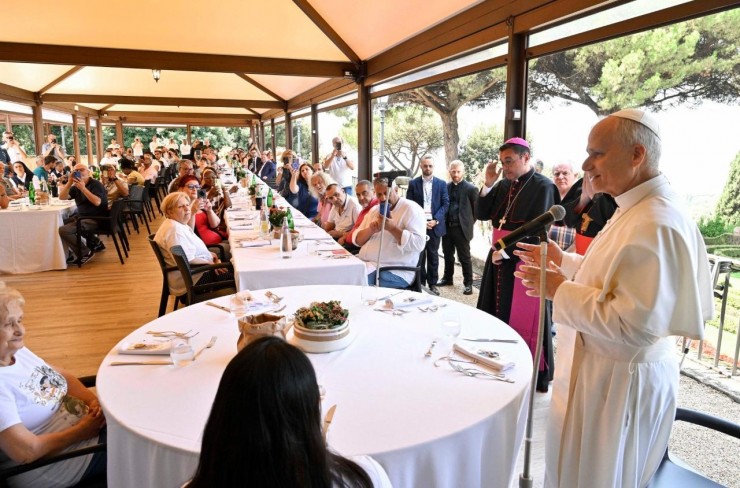 Đức  Thánh Cha Lêô XIV chào đón các vị khách trước bữa trưa tại Borgo Laudato Si’, trong khu vườn thuộc  Dinh thự Giáo hoàng Castel Gandolfo (Ảnh @ Truyền thôngVatican)