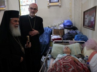 Đức Hồng y Pierbattista Pizzaballa (giữa) và Đức Thượng phụ Theophilos III của Giáo hội Chính thống giáo Hy Lạp tại Giêrusalem, đến thăm Nhà thờ Thánh Gia tại Thành phố Gaza (Ảnh: Vatican News)