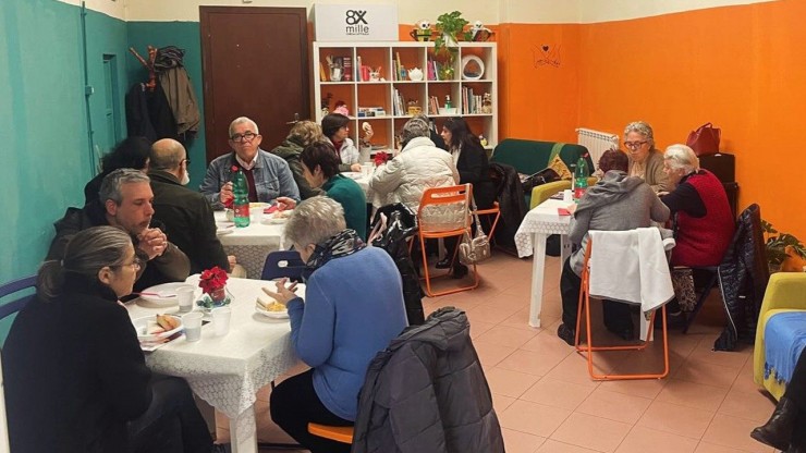 Năm 2024, Caritas Giáo phận Albano đã phân phát hơn 48.000 suất ăn cho những người có hoàn cảnh khó khăn. Trong ảnh là bữa trưa vào dịp lễ Giáng Sinh gần đây nhất (Ảnh: Vatican News)